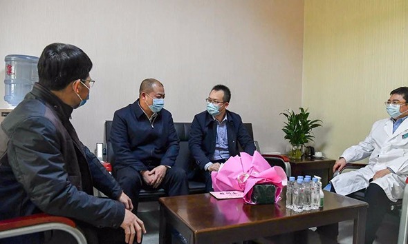 百色市副市长罗卫东慰问市人民医院隆林分院执行院长华树良