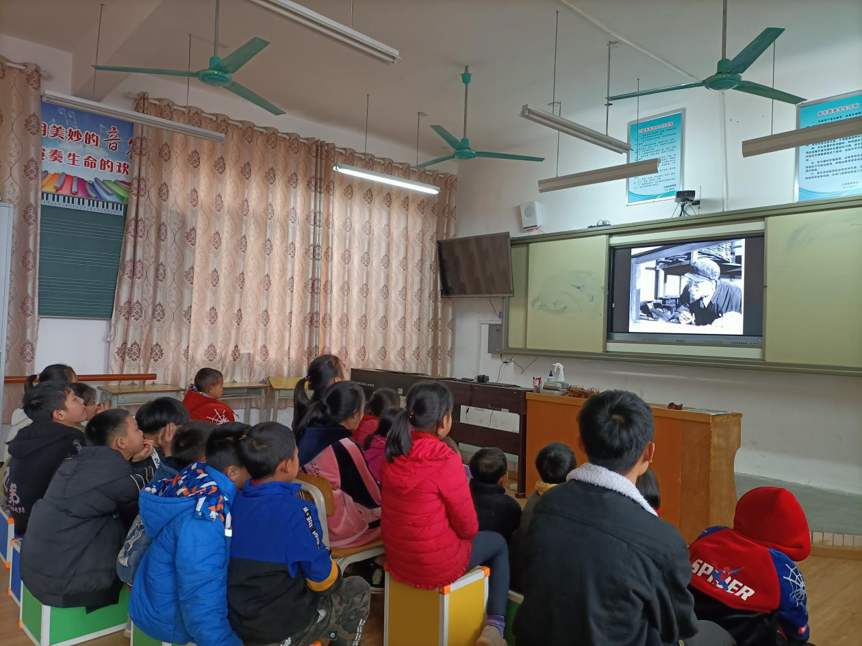 2021年3月8日全校在音乐室学生正在观看电影《雷锋》