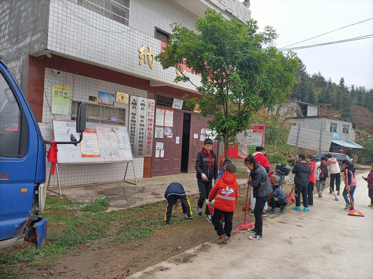 2021年3月11日王老师带领学生去村小学周边在学雷锋做好人好事