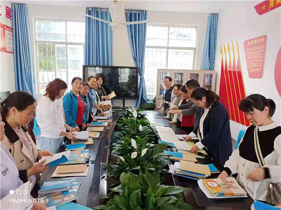 检查小组在检查老师的备课教案及听课记录