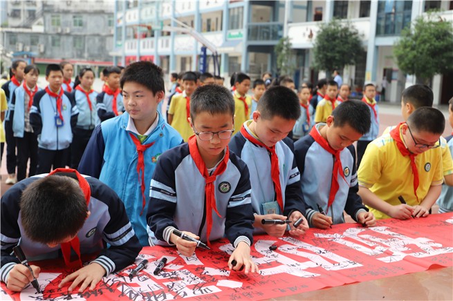学生签名活动现场3.jpg