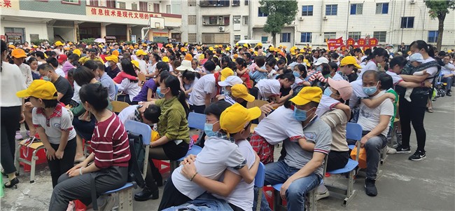 学生与家长拥抱，感恩父母养育之恩.jpg