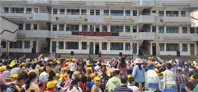 韦绍悦副校长主持活动.jpg