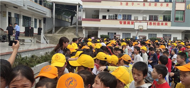 师生拥抱，感谢老师教育之恩.jpg