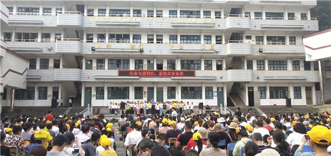 学生上台与李一尚老师互动.jpg