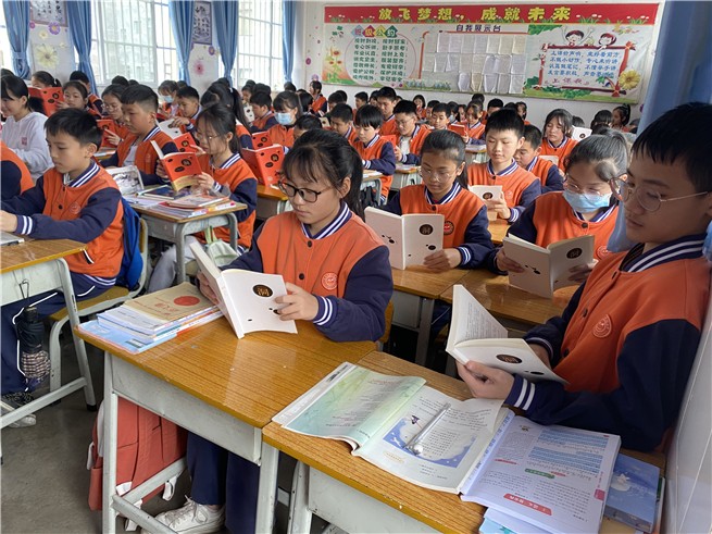 与深圳罗湖区翠竹小学开展同读一本书活动现场.jpg