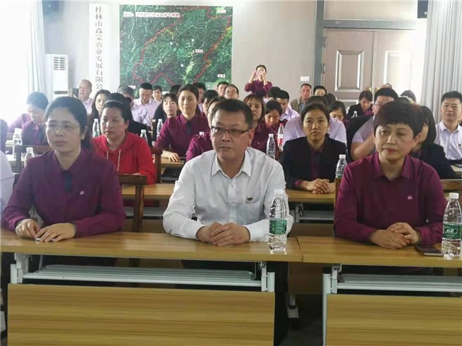 全体党员认真聆听秦书记讲课.jpg
