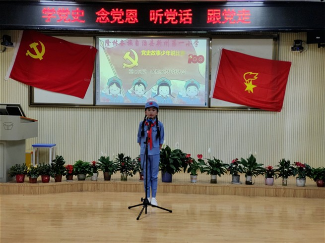 参赛选手生动的讲红色故事.jpg