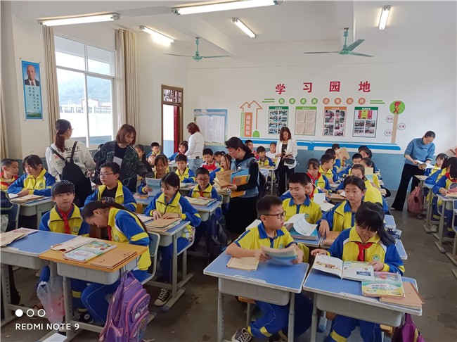 检查小组进到班级检查学生的作业.jpg