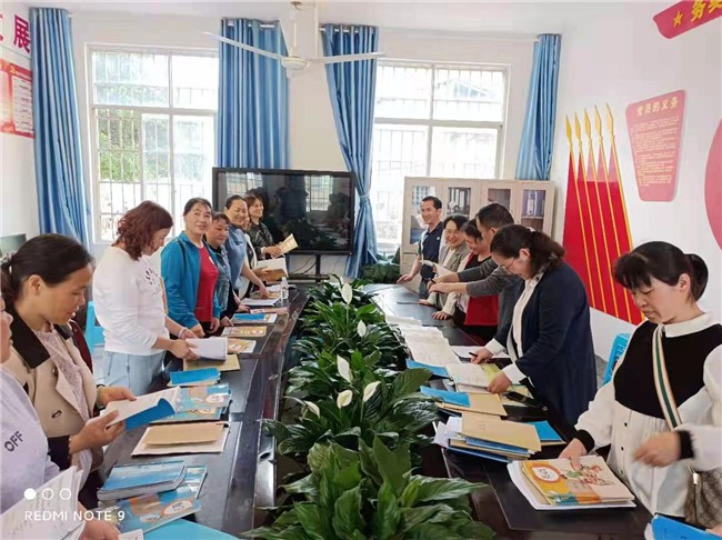 检查小组在检查老师的备课教案及听课记录 (1).jpg