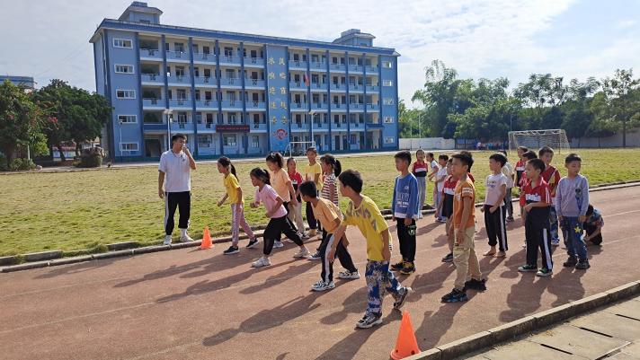 8梁俊杰上体育课