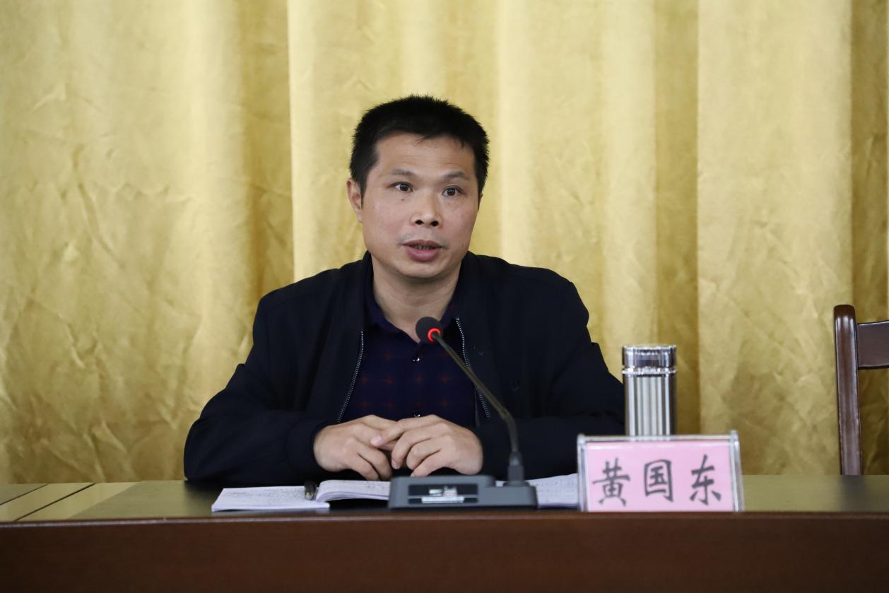 4.象州县教育体育局副局长黄国东在会上做工作布置。