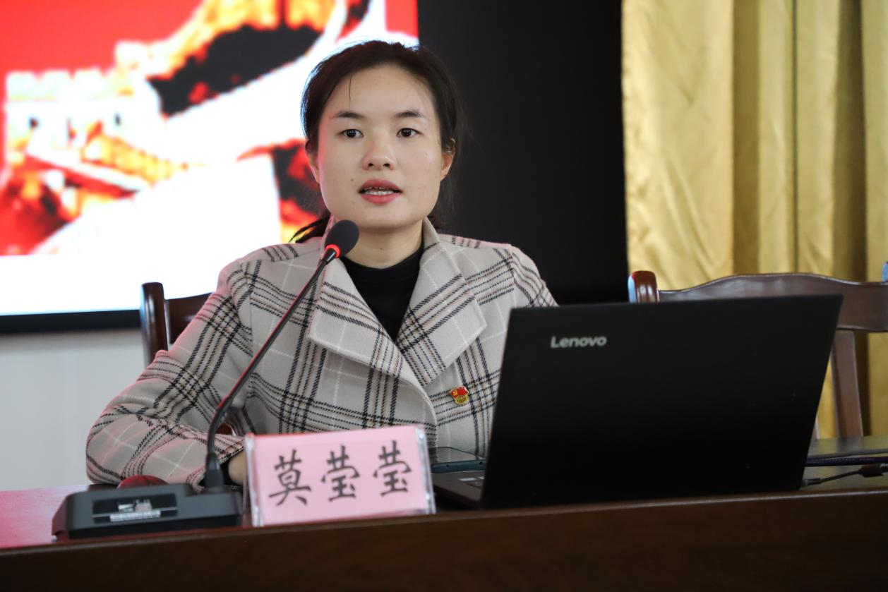 象州县委组织部副部长、公务员局局长莫莹莹作党务工作专题培训。 (3)