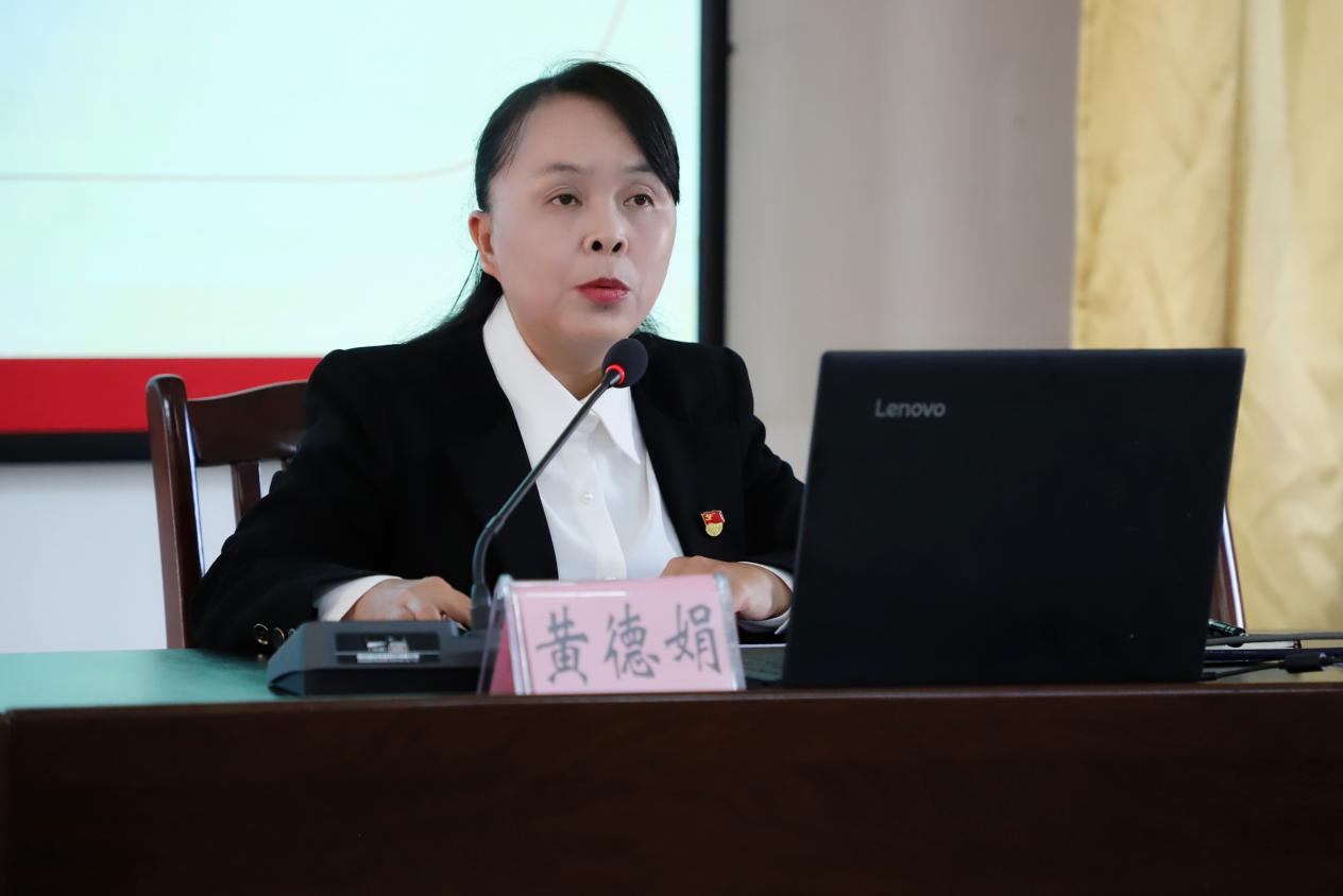 象州县教育党工委专职副书记、县教育体育局党组成员黄德娟作《悟思想 修党性 谱新篇》专题讲座。 (2)