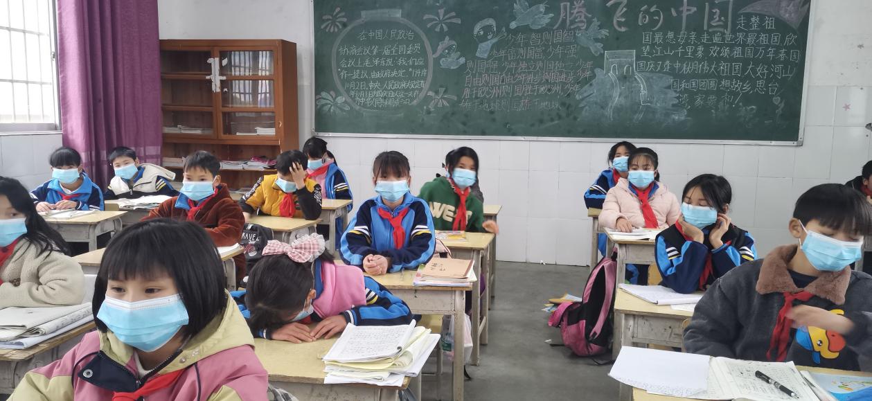 老师演练课堂上学生出现发烧、咳嗽等症状时的应急处置.