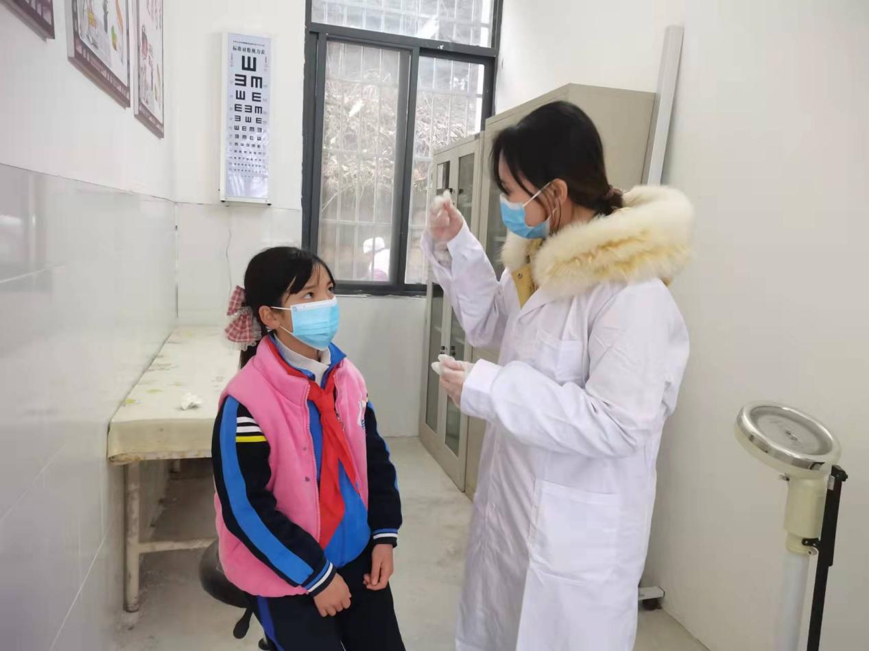 老师模拟在隔离室对发热师生进行体温复检