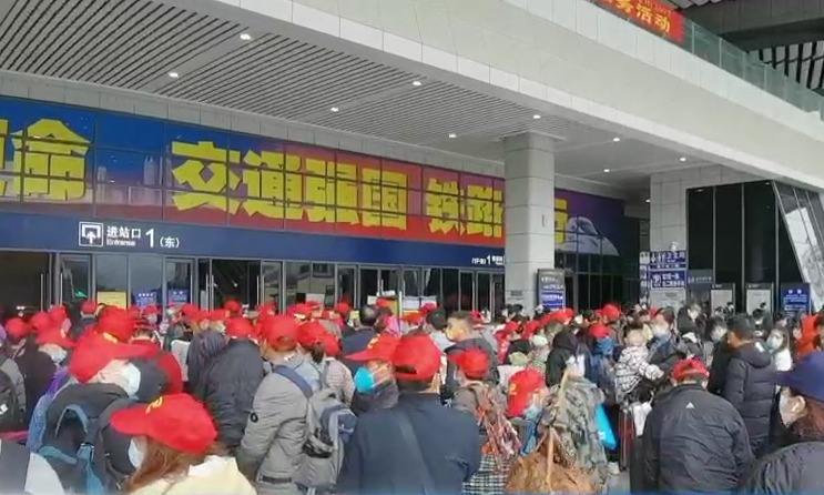 柳州市开行两批“点对点”专列输送1375名务工人员赴粤务工