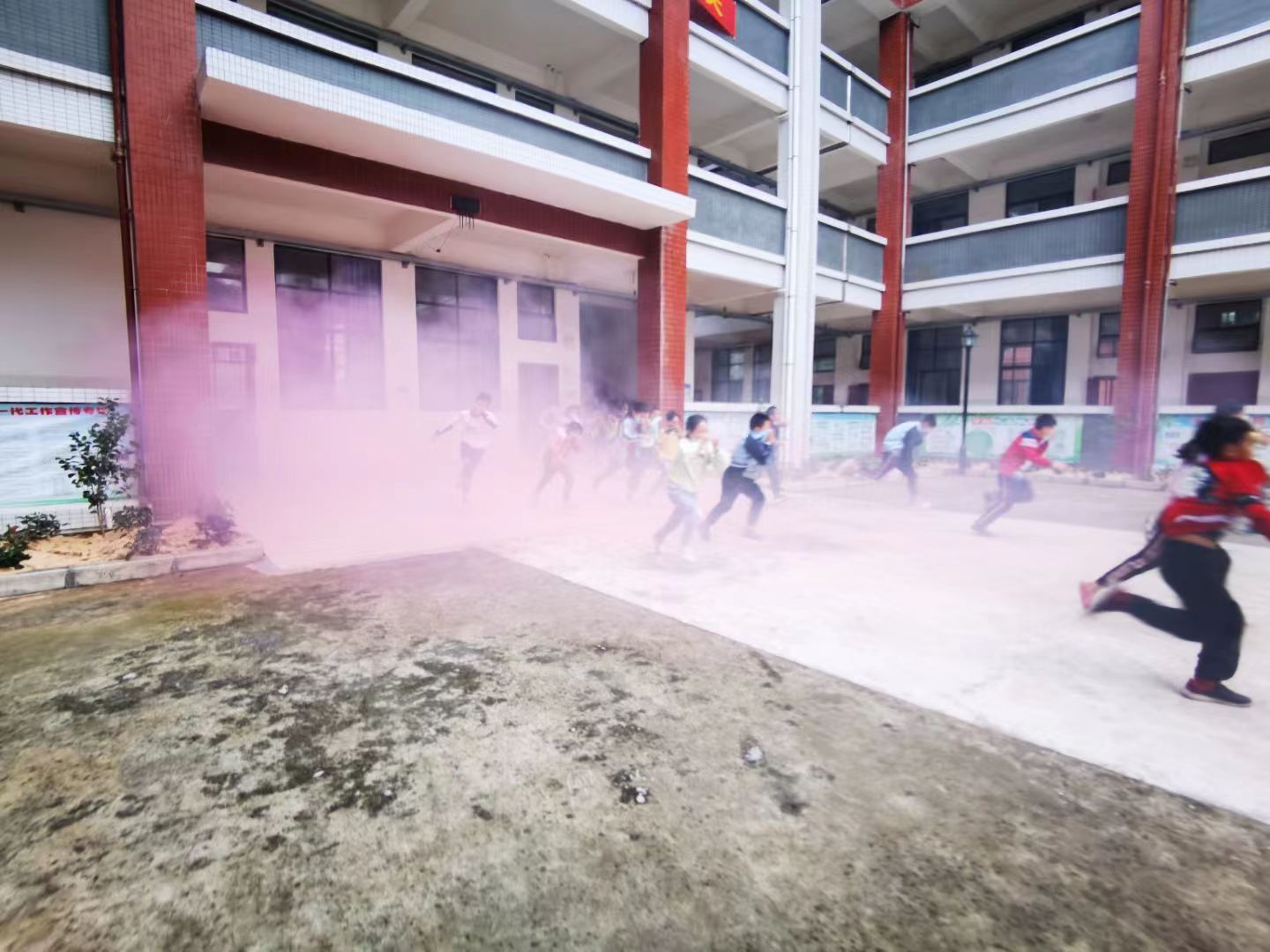 学生火中逃生演练