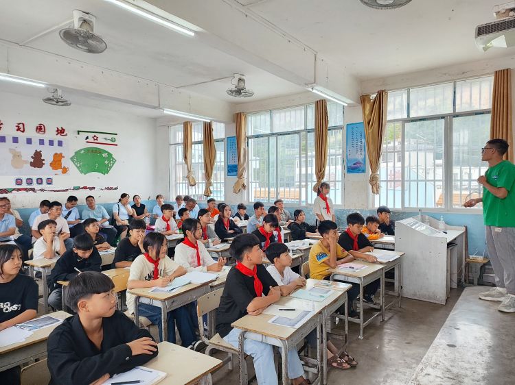 简篇-携手共行，共育未来——革步乡中心小学承办第二学区小学毕业班备考交流活动