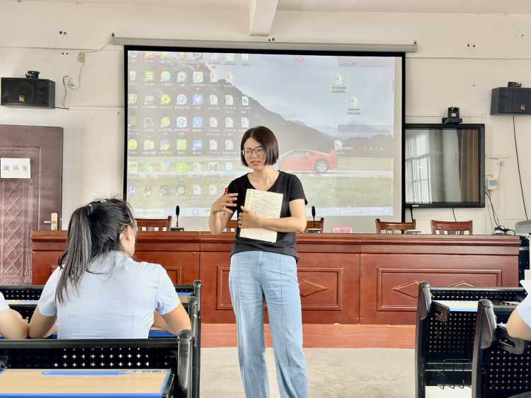 简篇-携手共行，共育未来——革步乡中心小学承办第二学区小学毕业班备考交流活动