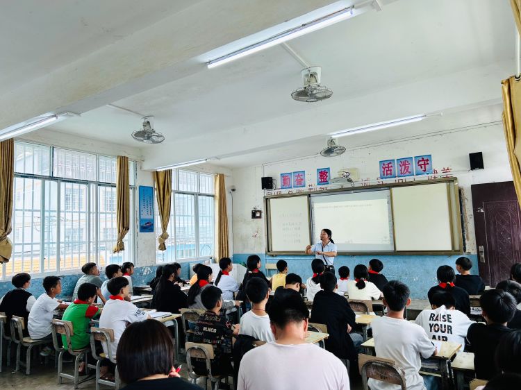 简篇-携手共行，共育未来——革步乡中心小学承办第二学区小学毕业班备考交流活动