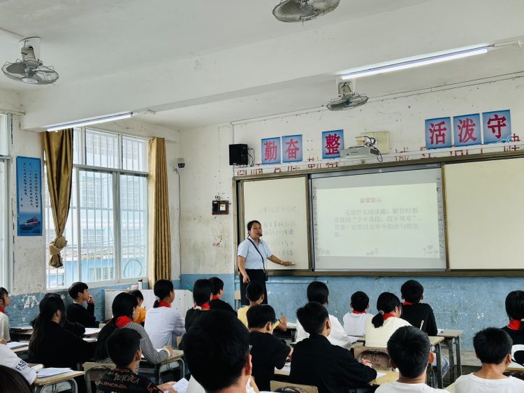 简篇-携手共行，共育未来——革步乡中心小学承办第二学区小学毕业班备考交流活动