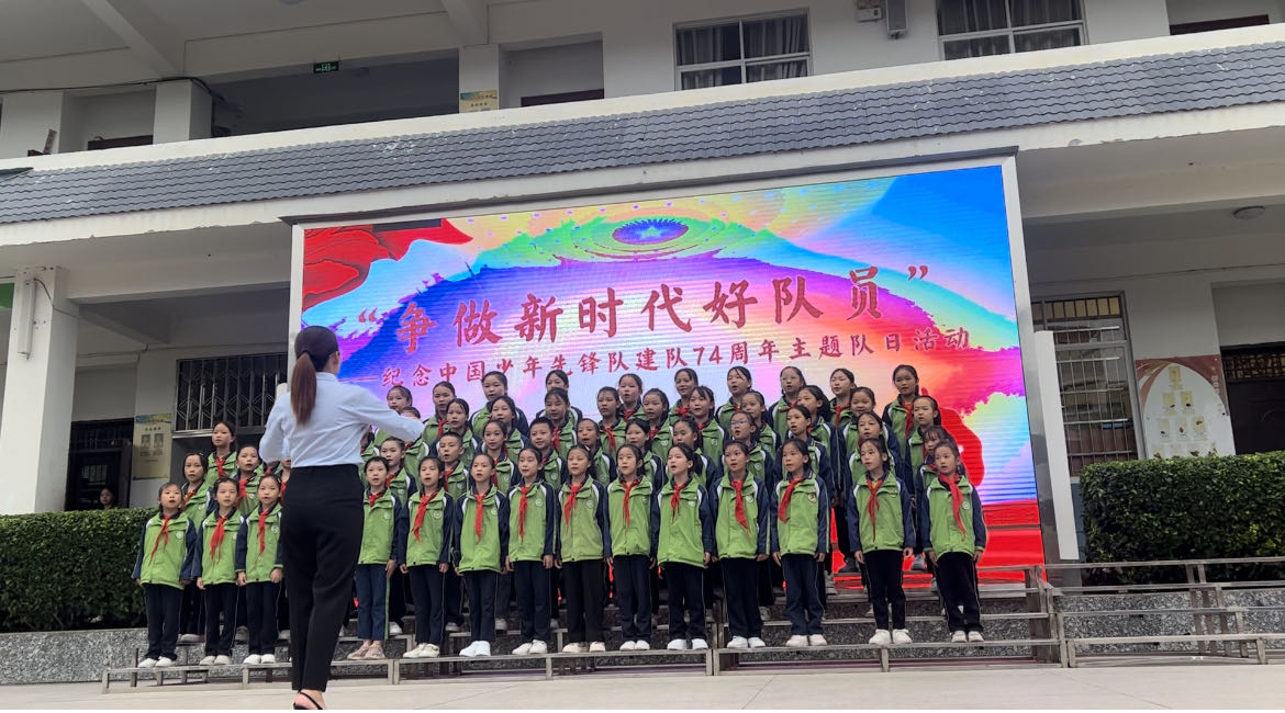 一群人站在建筑前
描述已自动生成