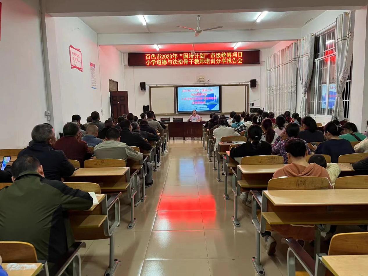 图为许顺月在报告会上作分享